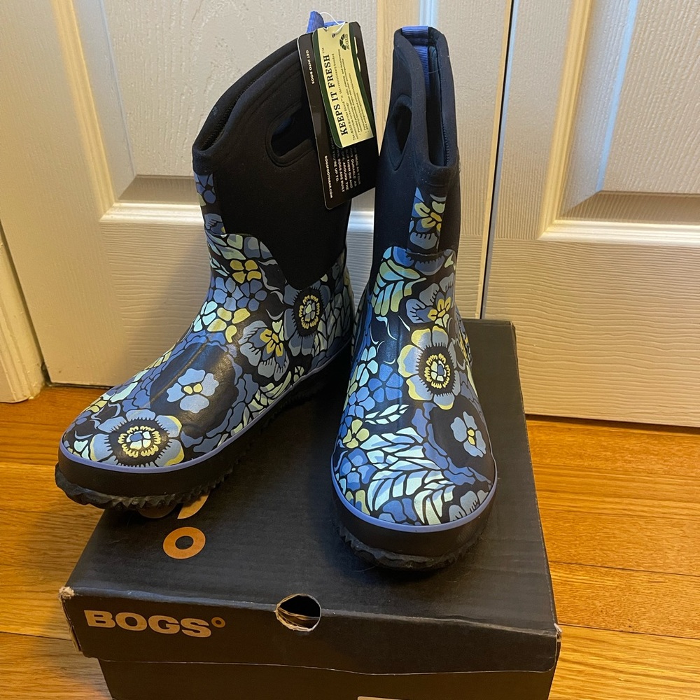 Bobs Classic Mid Lanai blue floral boots new with tags in box